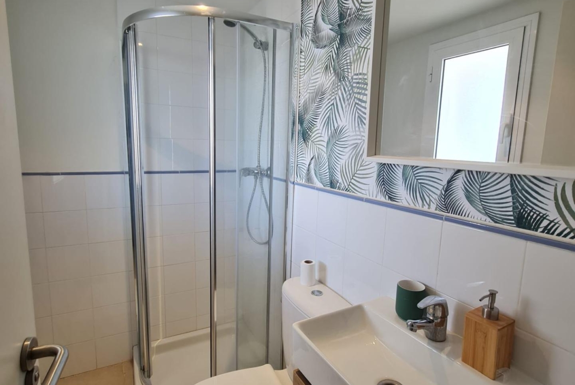 SEMINUEVO APARTAMENTO EN ORIHUELA COSTA DE 2 DORM. 2 BAÑOS. PARKING INCLUIDO. PISCINA COMUNITARIA.