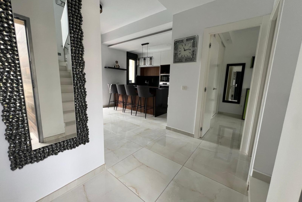 VILLA DE LUJO EN LOMAS DE CABO ROIG CON PISCINA PRIVADA Y PARCELA DE 200 M2. 3 DORM. 3 BAÑOS.