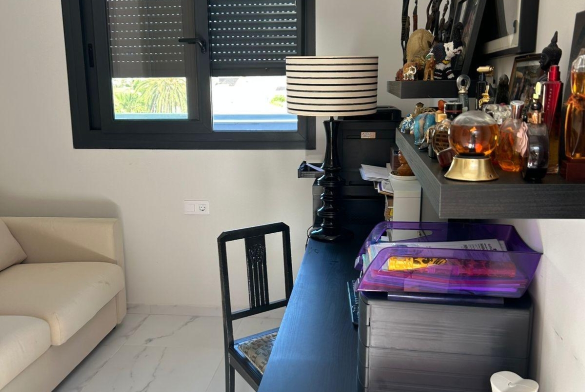 ÁTICO EN PLAYA FLAMENCA CON SOLARIUM PRIVADO. 2 DORM. 2 BAÑOS. 80 M2 DE SUPERFICIE. PISCINAS COMUN.