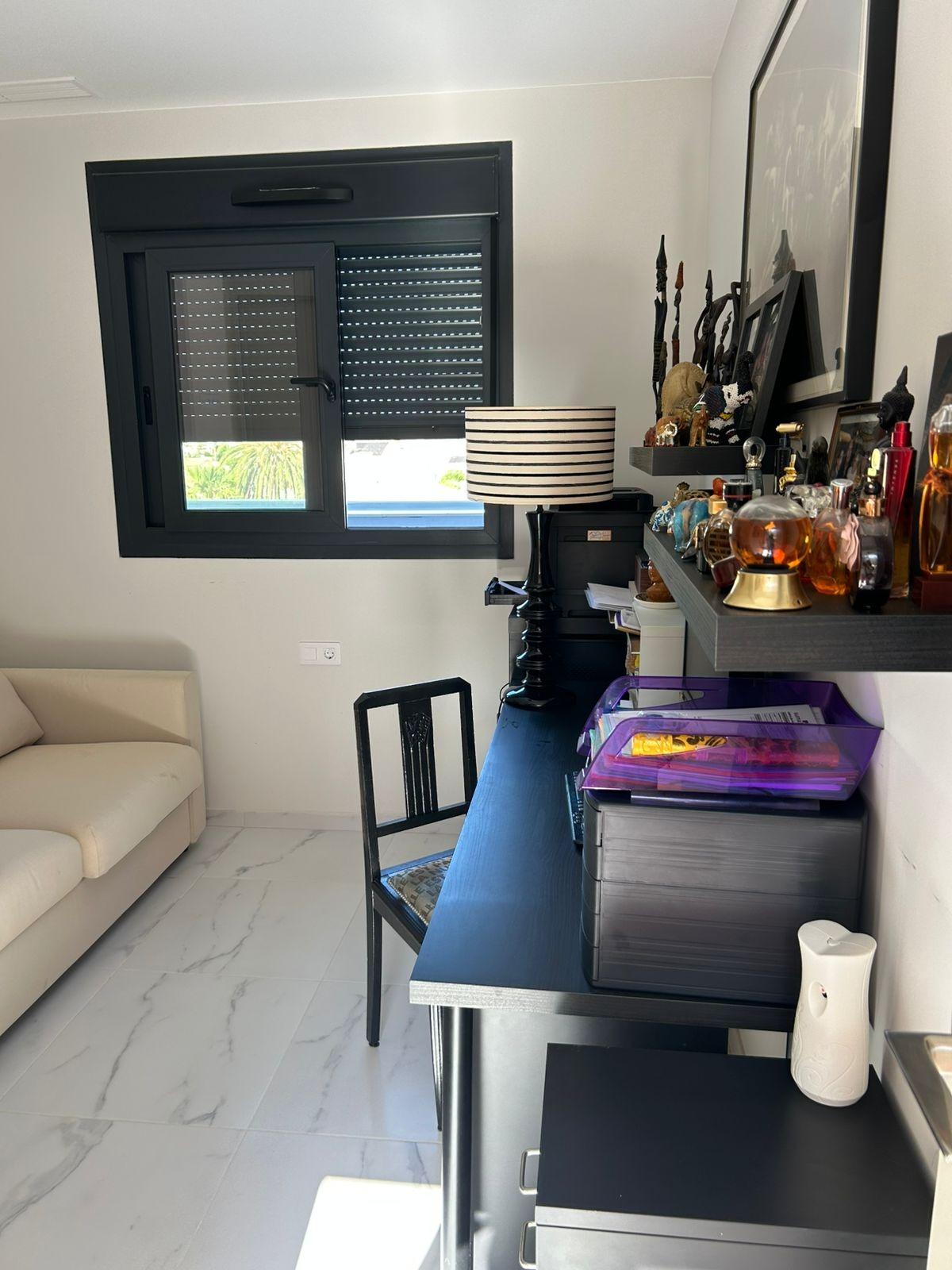 3-19-94 ÁTICO EN PLAYA FLAMENCA CON SOLARIUM PRIVADO. 2 DORM. 2 BAÑOS. 80 M2 DE SUPERFICIE. PISCINAS COMUN.
