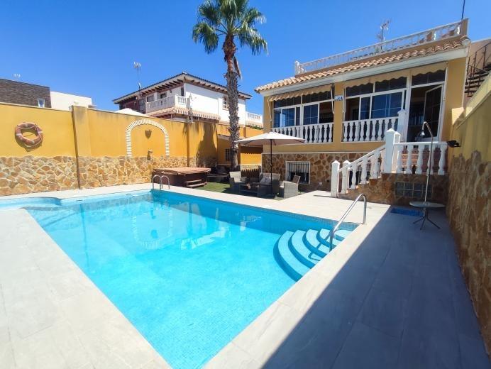 SPECTACULAR VILLA WITH 6 BEDROOMS AND 4 BATHROOMS IN AGUAS NUEVAS