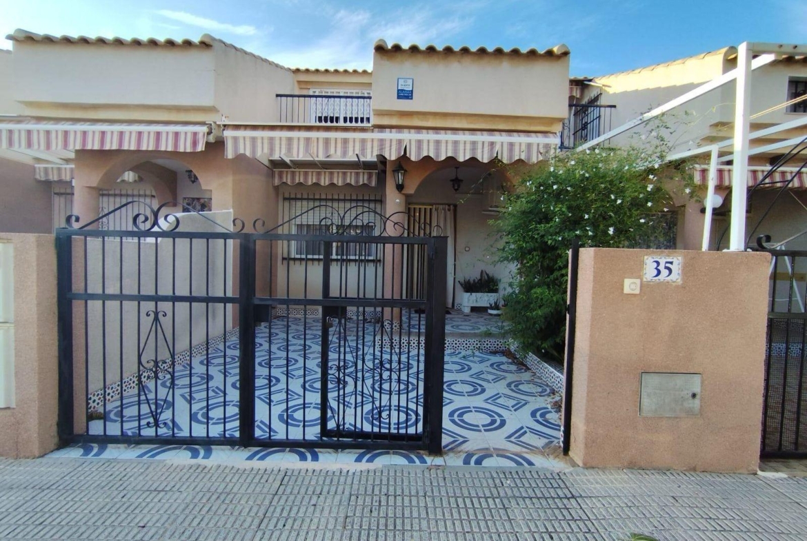 ADOSADO DE 3 DORM. 2 BAÑOS EN LOS ALCAZARES. A 500 METROS DE LA PLAYA. PARCELA. SOLARIUM.