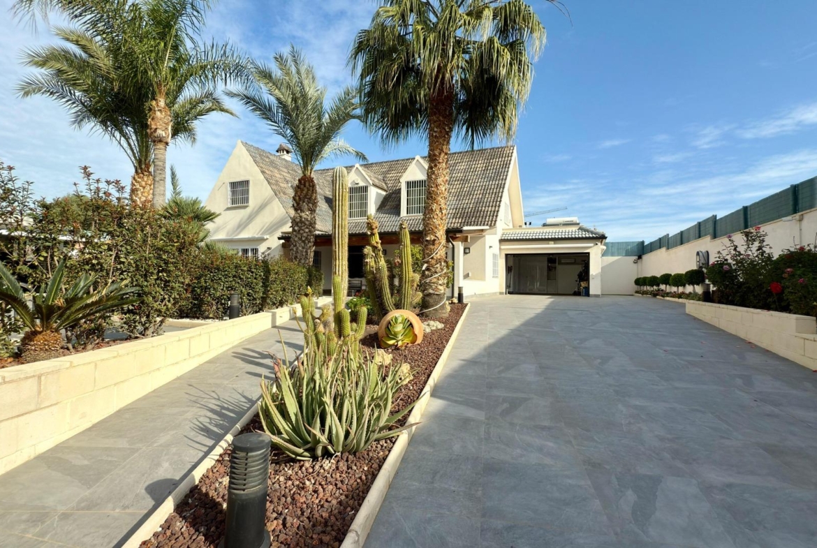 Detached villa with private pool and large plot
