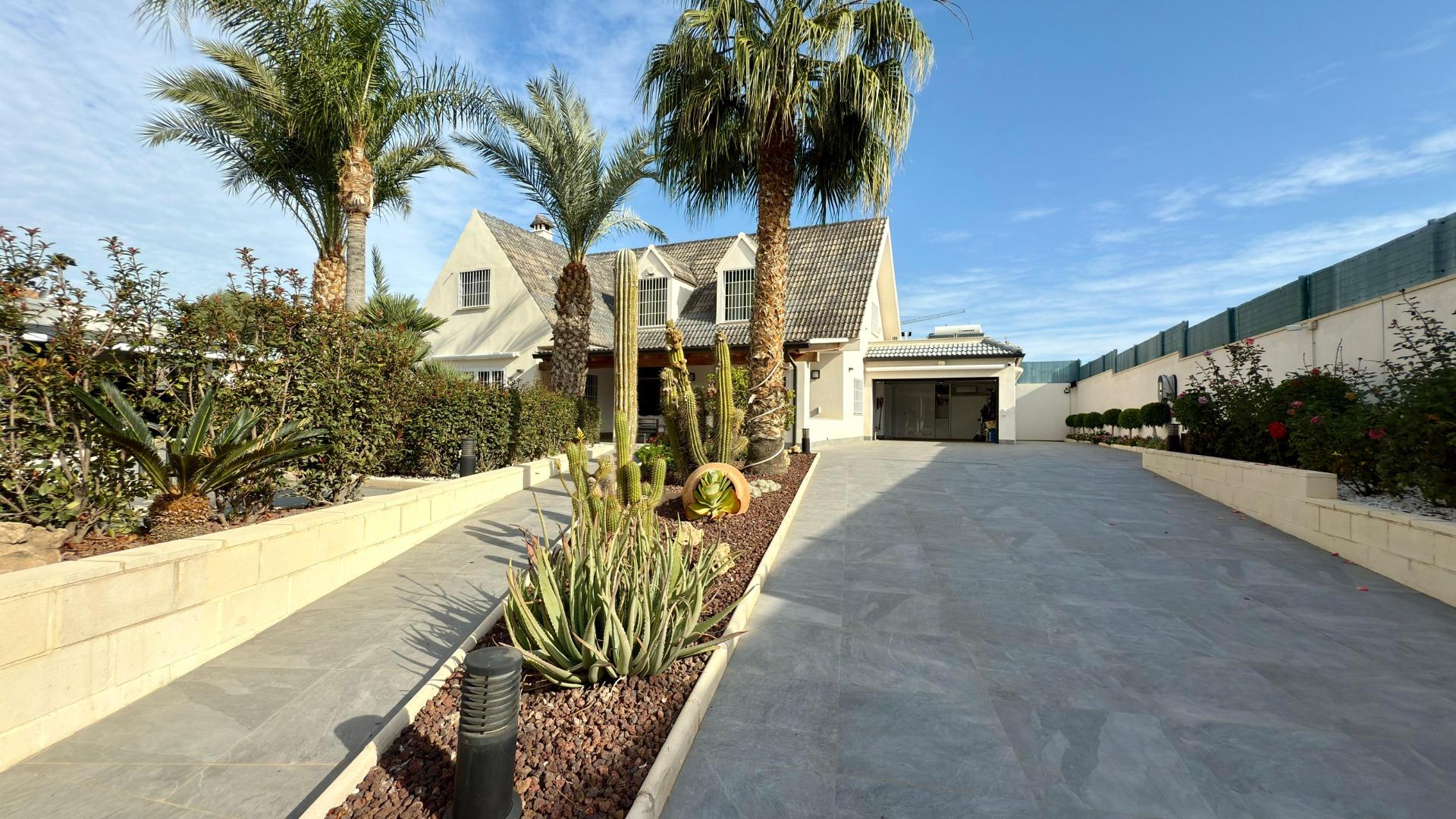 3-2-126 Detached villa with private pool and large plot