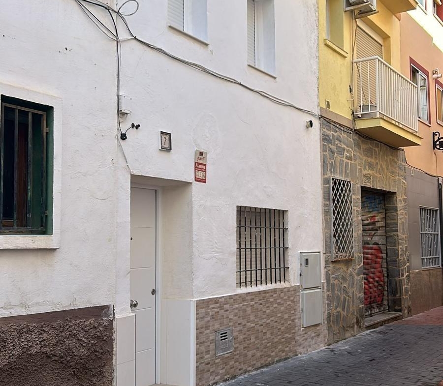 🏡✨ Townhouse in Benidorm Old Town: Charm and Comfort by the Sea 🌊🌴