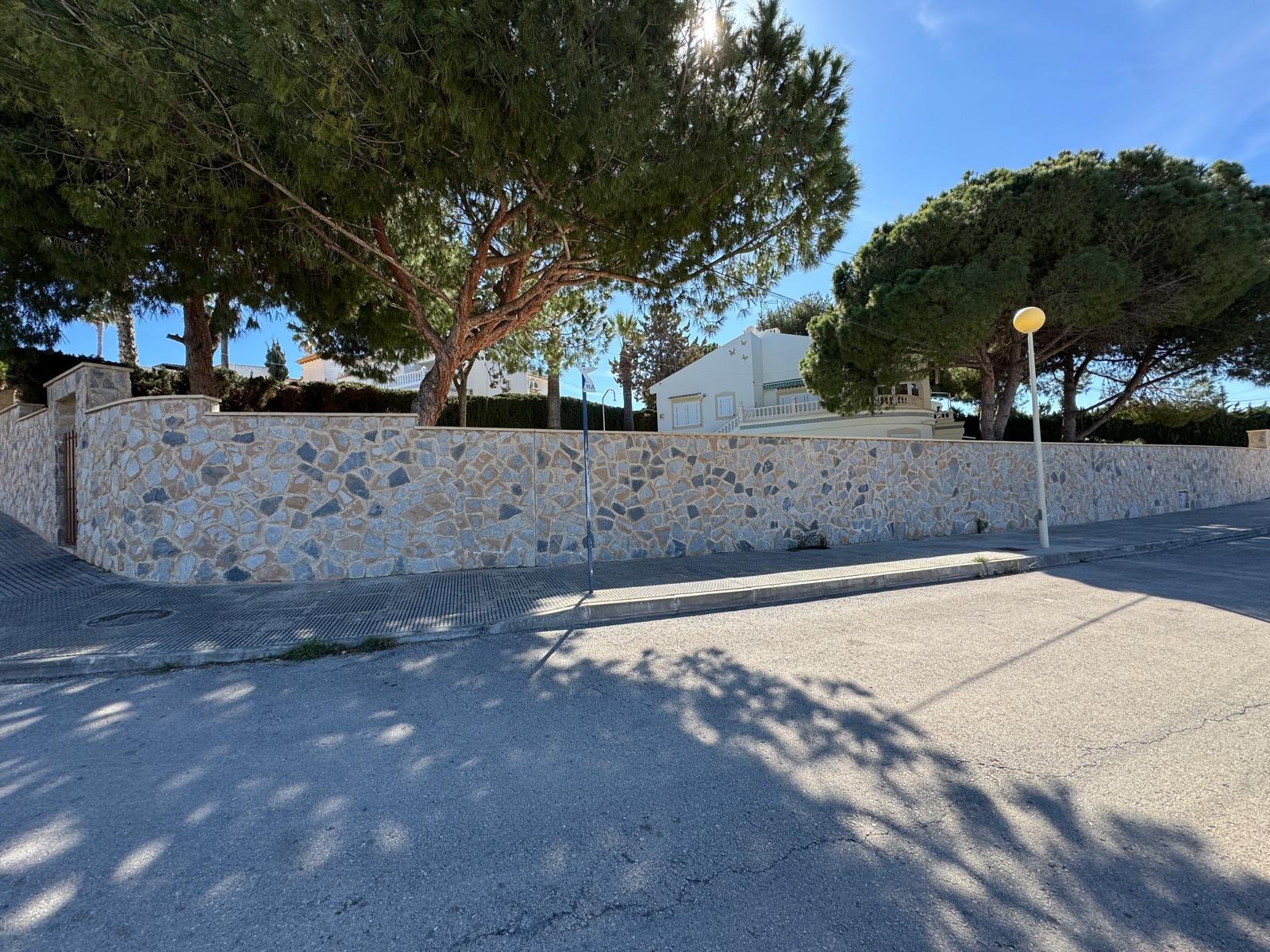 VILLA EN CABO ROIG A 800 METROS DE LA PLAYA CON PARCELA DE 890 M2. 3 DORM. 2 BAÑOS. PISCINA PRIVADA.