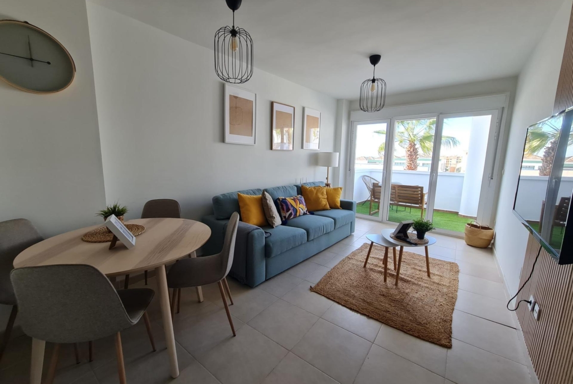 SEMINUEVO APARTAMENTO EN ORIHUELA COSTA DE 2 DORM. 2 BAÑOS. PARKING INCLUIDO. PISCINA COMUNITARIA.