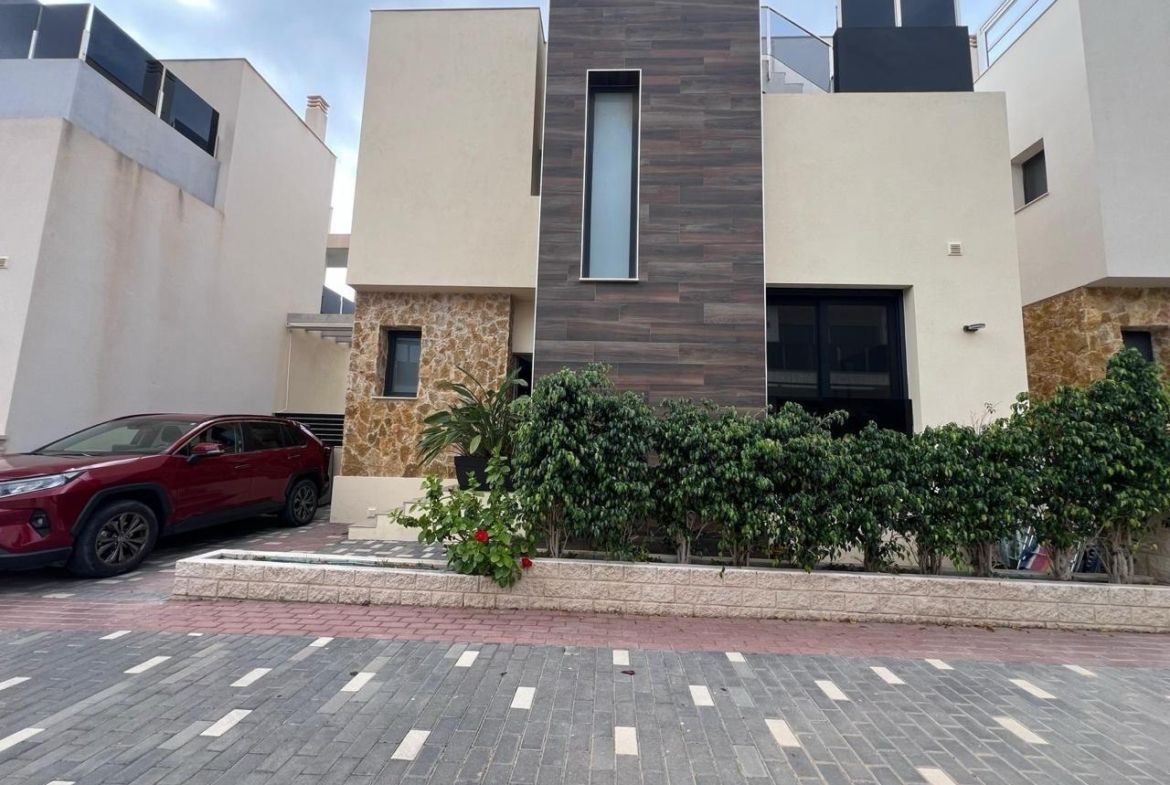 VILLA DE LUJO EN LOMAS DE CABO ROIG CON PISCINA PRIVADA Y PARCELA DE 200 M2. 3 DORM. 3 BAÑOS.