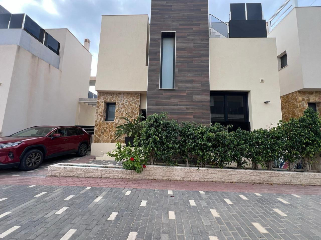 3-2-153 VILLA DE LUJO EN LOMAS DE CABO ROIG CON PISCINA PRIVADA Y PARCELA DE 200 M2. 3 DORM. 3 BAÑOS.