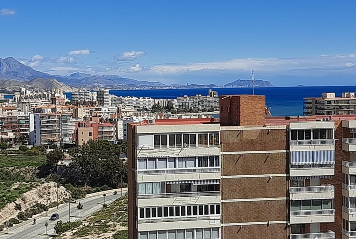 Excepcional piso en 2ª línea en playa Muchavista con vistas panorámicas al mar y a la montaña