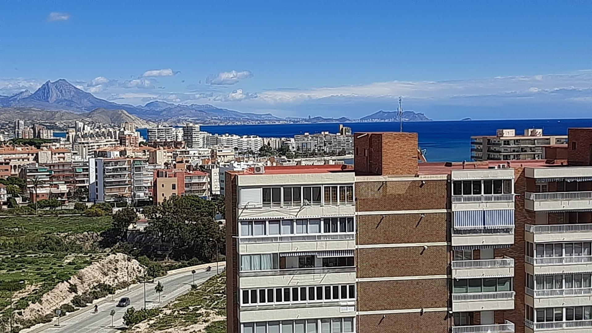 Excepcional piso en 2ª línea en playa Muchavista con vistas panorámicas al mar y a la montaña