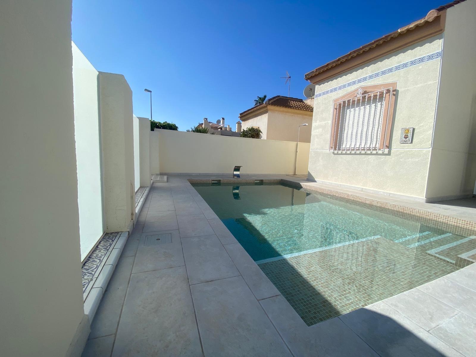 Detached chalet in Torrevieja (Torreblanca), just 300 meters from the sea.