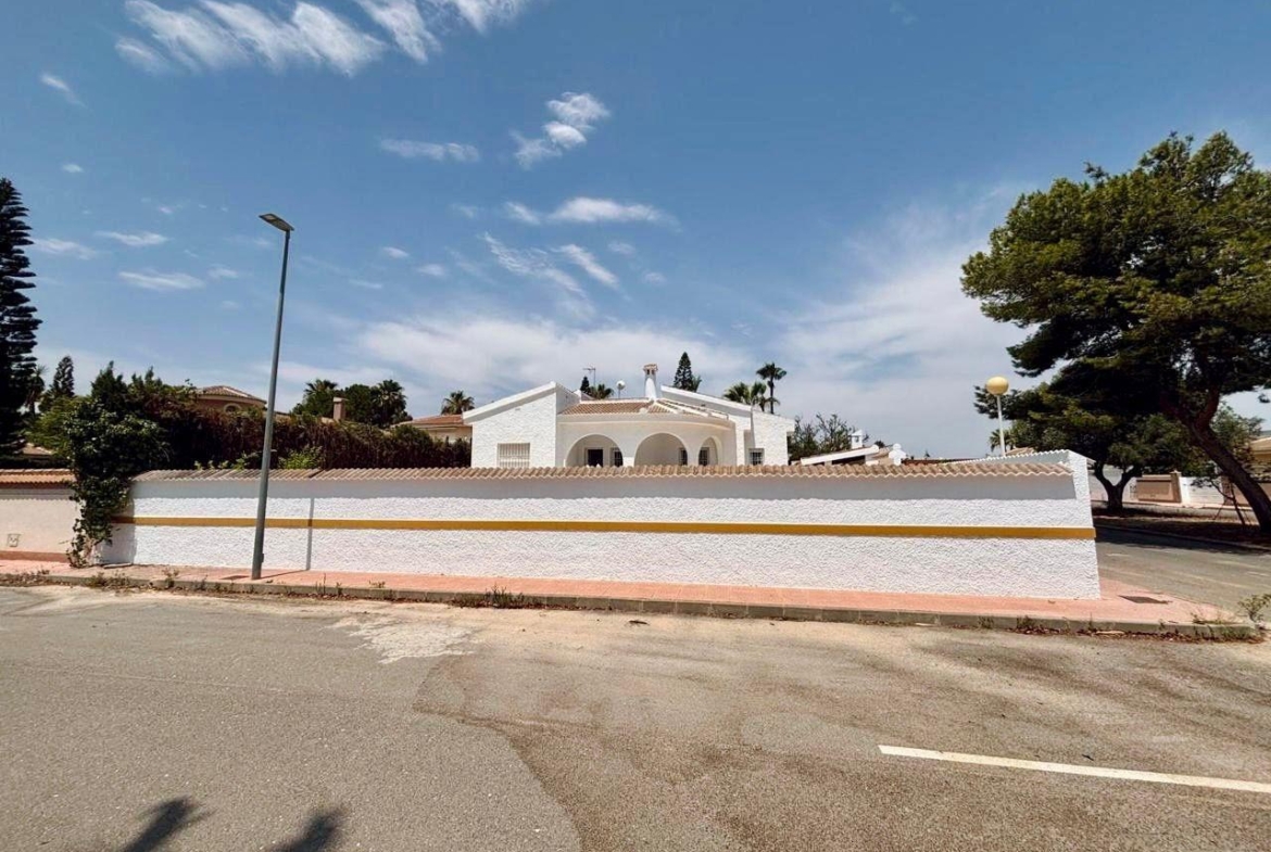 VILLA ESTILO MEDITERRANEO EN CIUDAD QUESADA CON PARCELA DE 500 M2 Y PROPIA PISCINA. 3 DORM. 2 BAÑOS. 110 M2 DE CASA.
