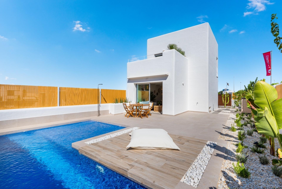 VILLA DE OBRA NUEVA EN LOS ALCÁZARES CON VISTAS AL MAR MENOR. 3 DORM. 2 BAÑOS. CON PISCINA PROPIA. PARCELA 230 M2.