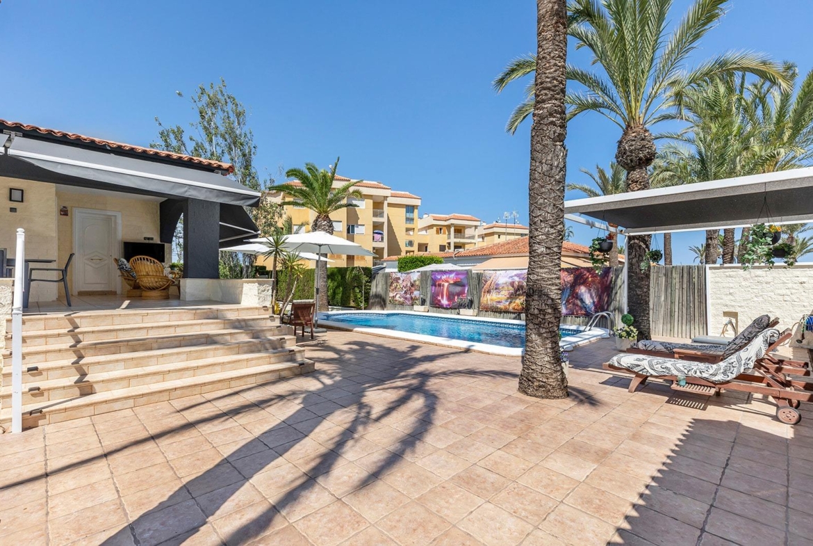 VILLA EN PUNTA PRIMA A 100 METROS DE PLAYA CON SUPERFICIE 212 M2. CON PARCELA DE 442 M2. CON PISCINA PRIVADA.