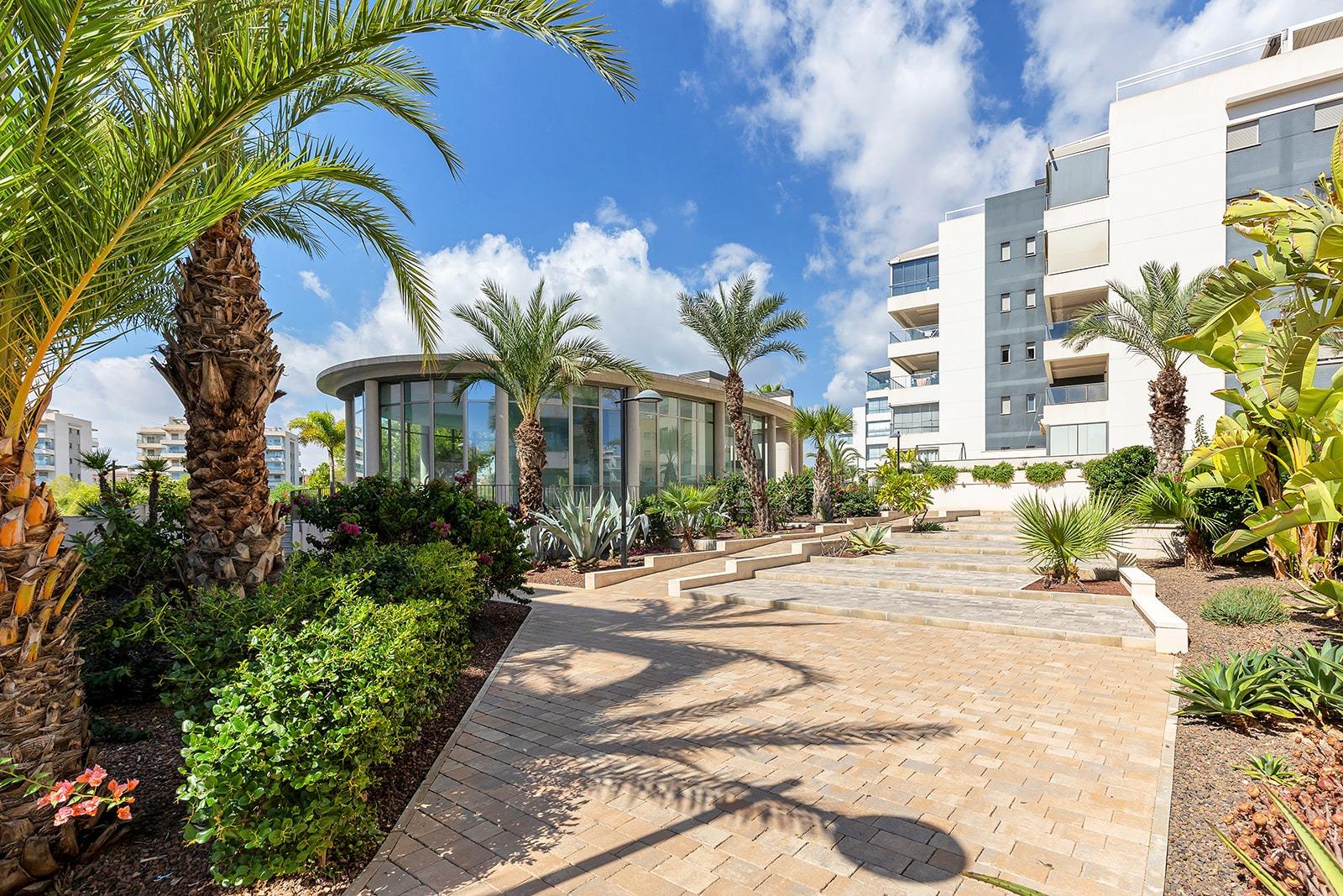 3-2-195 APARTAMENTO EN RESIDENCIAL GREEN HILS DE 2 DORM. 2 BAÑOS. PARKING INCLUIDO. PISCINA. GYM. SUPERFICIE 93 M2.