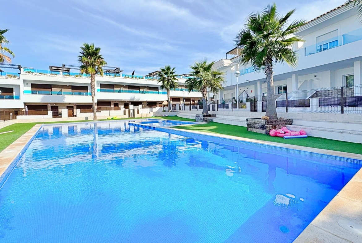 BUNGALOW EN LOS BALCONES CON ENORME SOLARIUM. 3 DORM. 3 BAÑOS. 113 M2 SUPERFICIE. PISCINA COMUNITARIA.