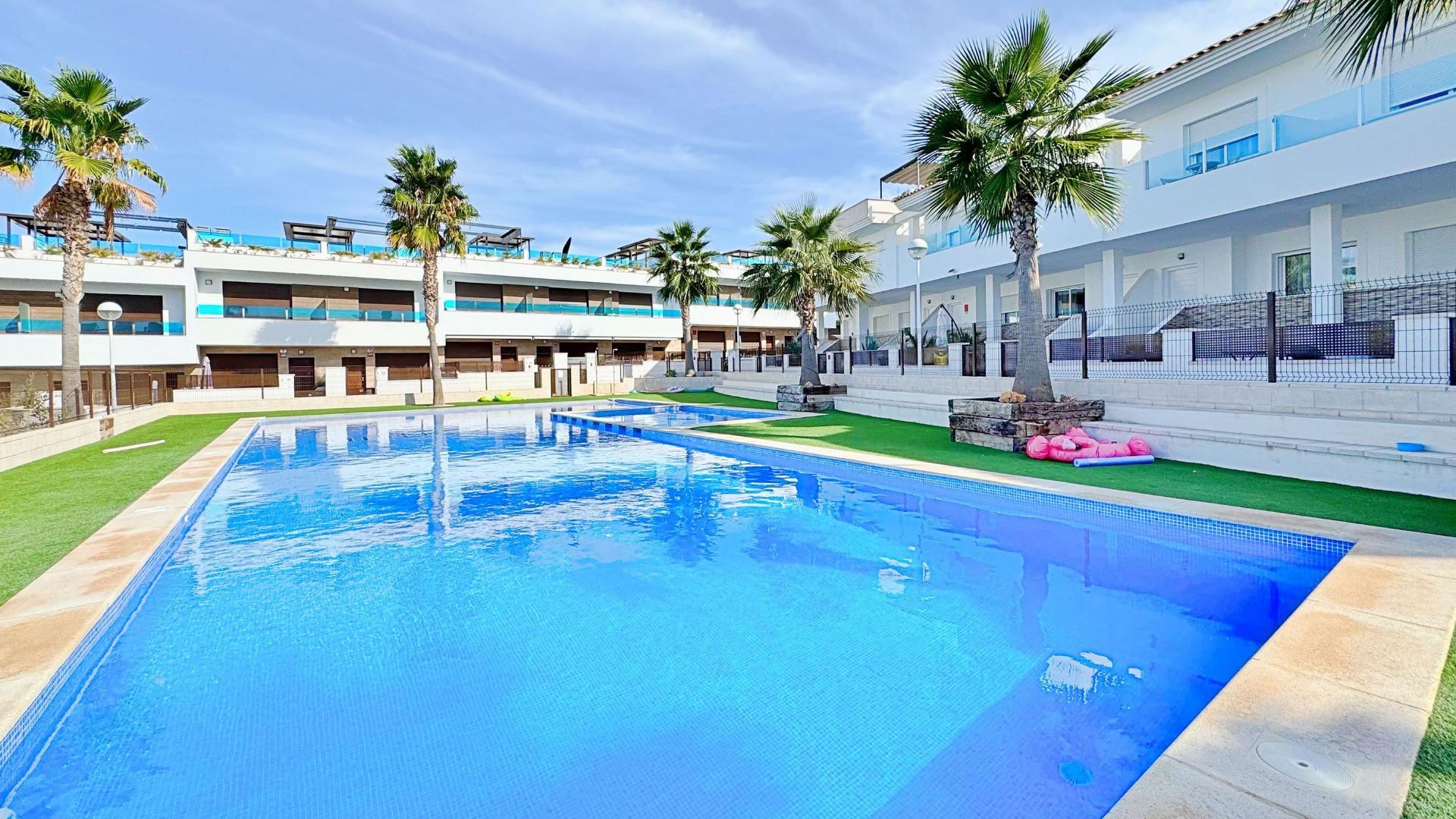 BUNGALOW EN LOS BALCONES CON ENORME SOLARIUM. 3 DORM. 3 BAÑOS. 113 M2 SUPERFICIE. PISCINA COMUNITARIA.