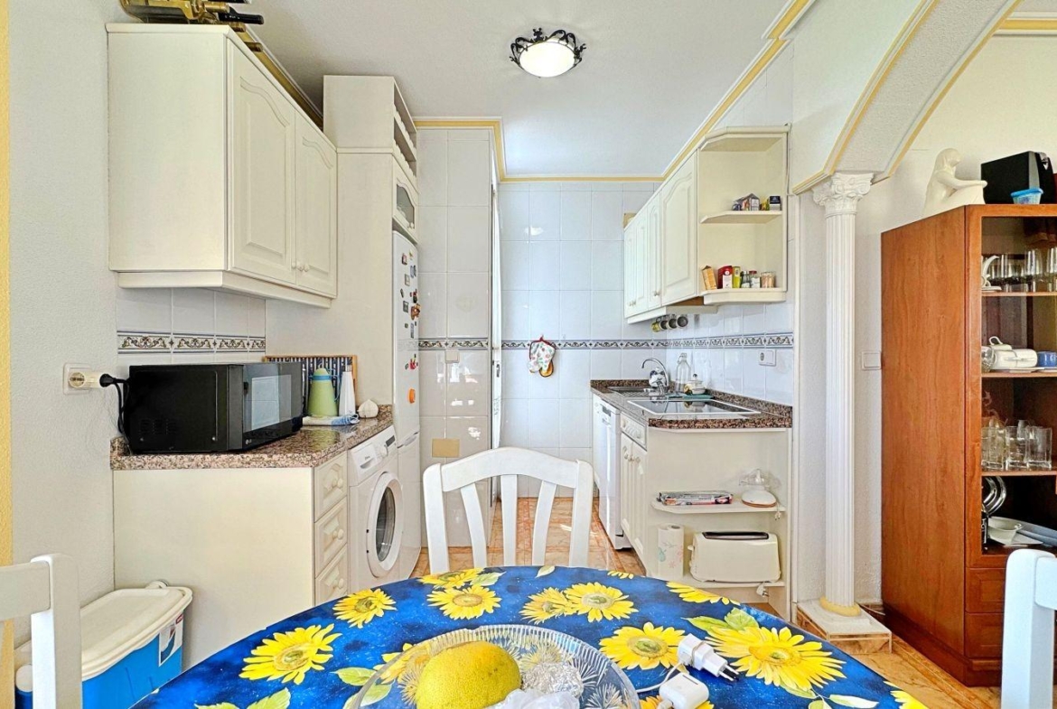 BUNGALOW PLANTA ALTA CON SOLARIUM DE 30 M2 Y A 650 METROS DE PLAYA LA ZENIA. 2 DORM. 1 BAÑO. PISCINA COMUNITARIA.