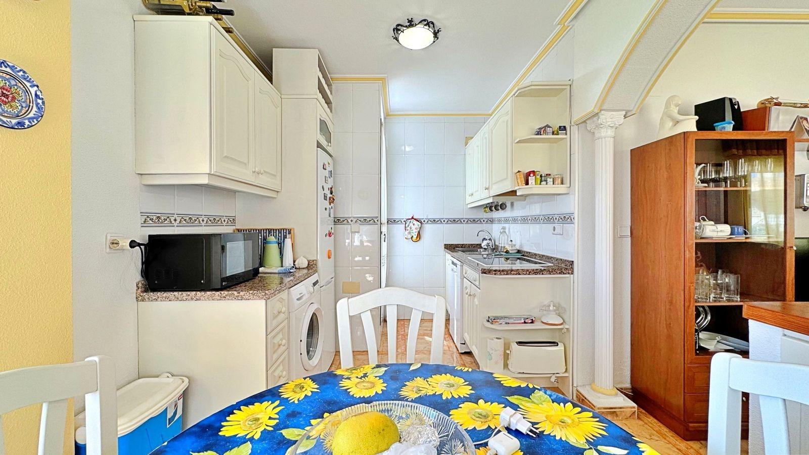BUNGALOW PLANTA ALTA CON SOLARIUM DE 30 M2 Y A 650 METROS DE PLAYA LA ZENIA. 2 DORM. 1 BAÑO. PISCINA COMUNITARIA.