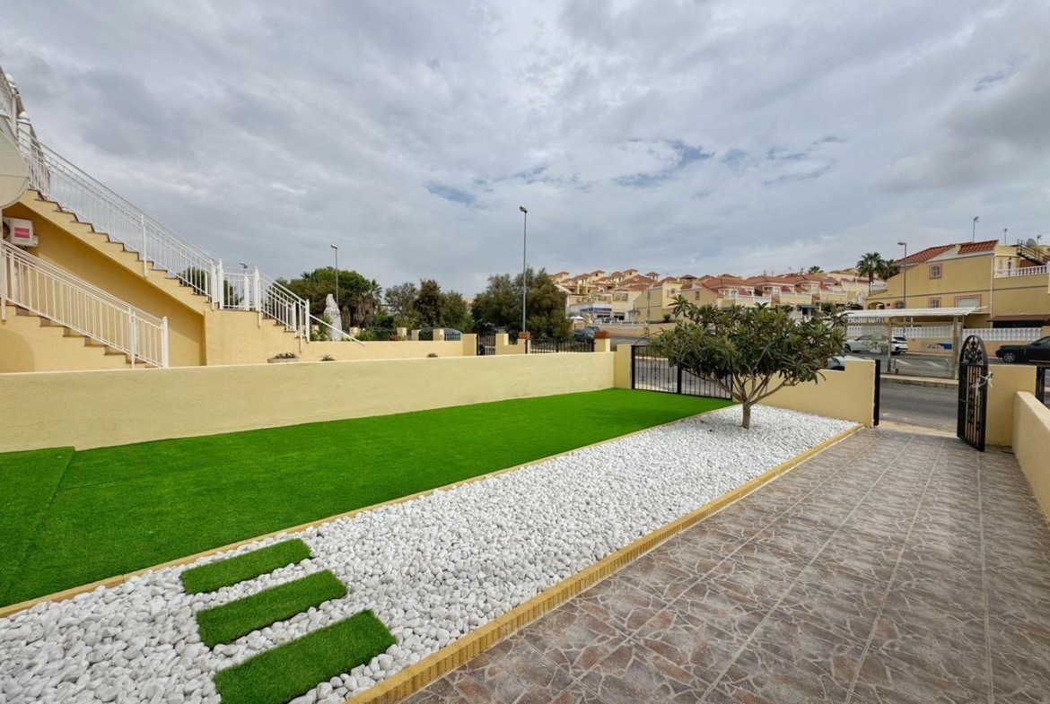 REFORMED GROUND FLOOR BUNGALOW IN ORIHUELA COSTA WITH A PLOT OF 68 M2. 3 BEDROOMS. 1 BATHROOM. COMMUNITY POOL. SURFACE AREA 69 M2.