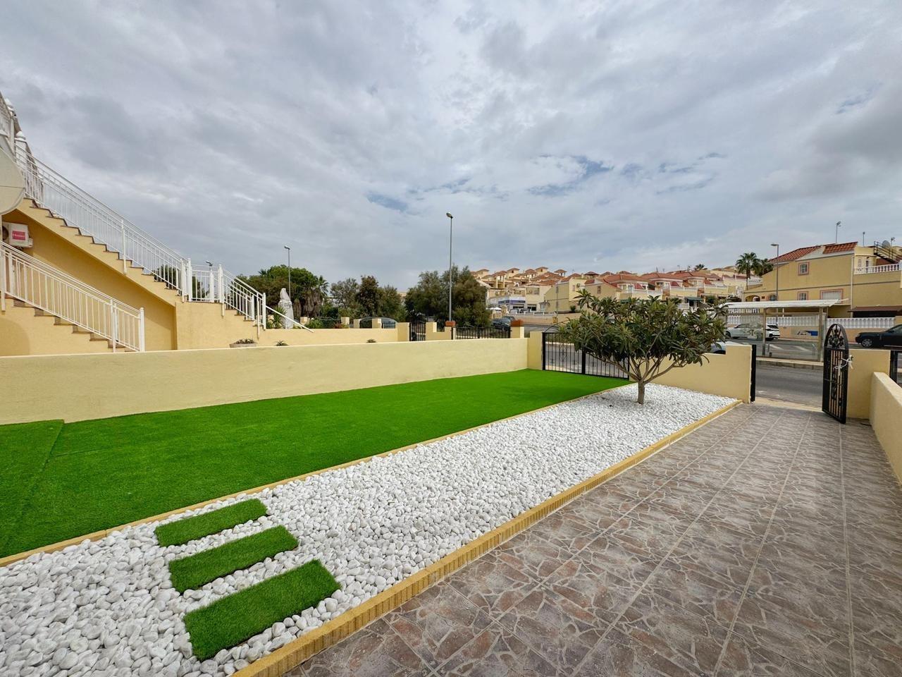 REFORMED GROUND FLOOR BUNGALOW IN ORIHUELA COSTA WITH A PLOT OF 68 M2. 3 BEDROOMS. 1 BATHROOM. COMMUNITY POOL. SURFACE AREA 69 M2.