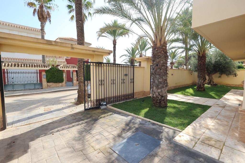 Cabo Roig Vrijstaande villa op een hoek grond van 415 m2 met twee straten