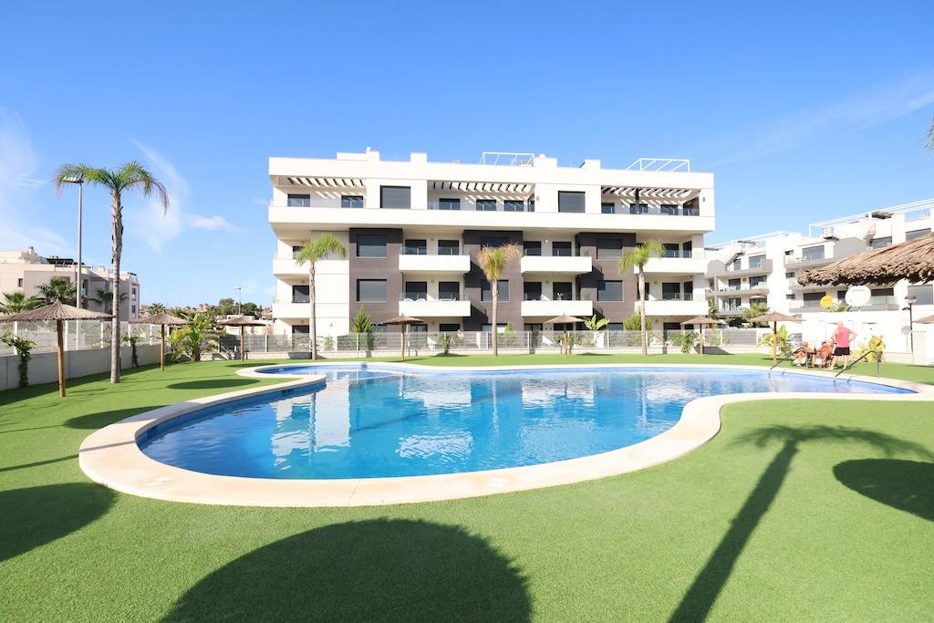 Modern & Move-In Ready Apartment in Villamartin