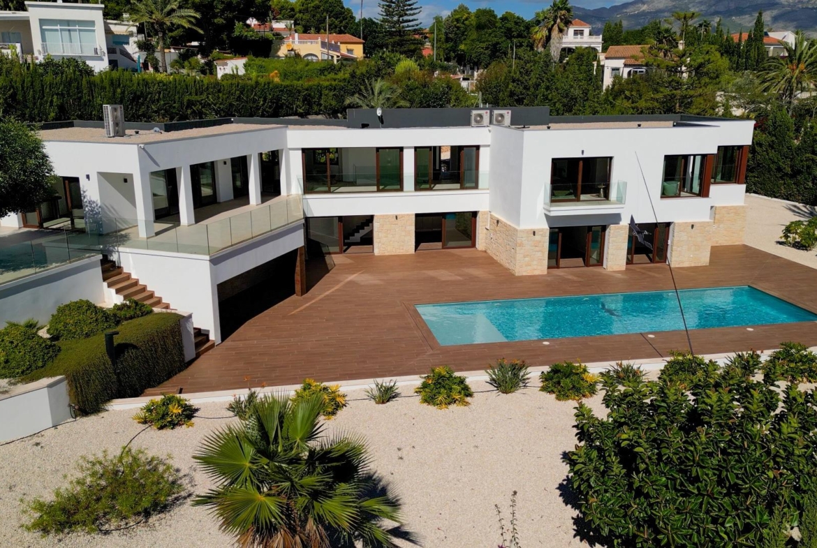 “Stunning Villa with scenic views to the sea and valle  in Altea”