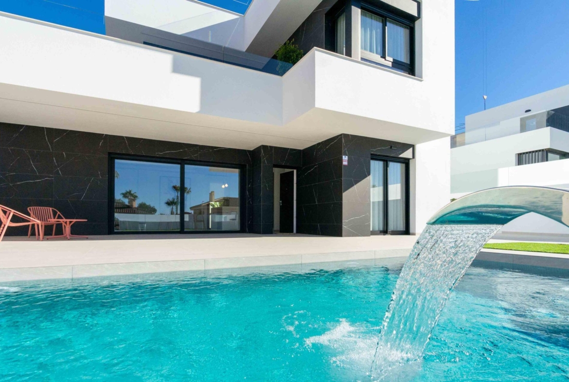 LUXURY VILLAS. NEW CONSTRUCTION. PILOT FLAT DONE.