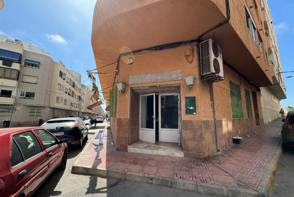 SE VENDE LOCAL COMERCIAL. 120 M2. CON LICENCIA HOSTELERIA. PLAYA A 500 METROS.