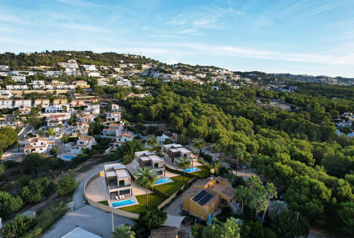 Detached villas with private pool
