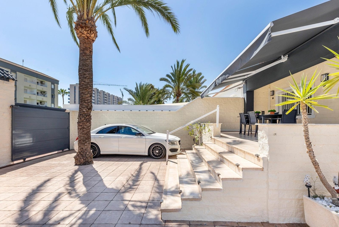 VILLA EN PUNTA PRIMA A 100 METROS DE PLAYA CON SUPERFICIE 212 M2. CON PARCELA DE 442 M2. CON PISCINA PRIVADA.