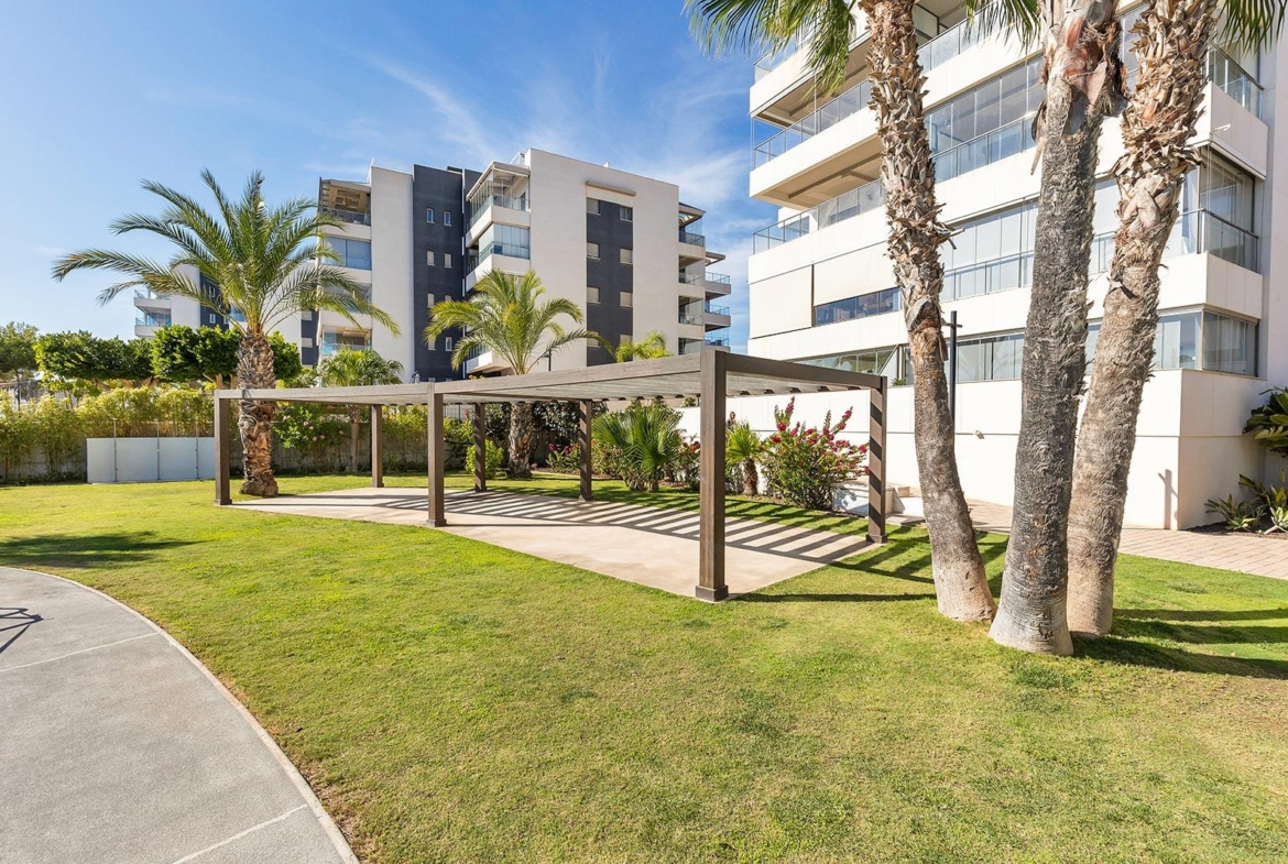 APARTAMENTO EN RESIDENCIAL GREEN HILS DE 2 DORM. 2 BAÑOS. PARKING INCLUIDO. PISCINA. GYM. SUPERFICIE 93 M2.