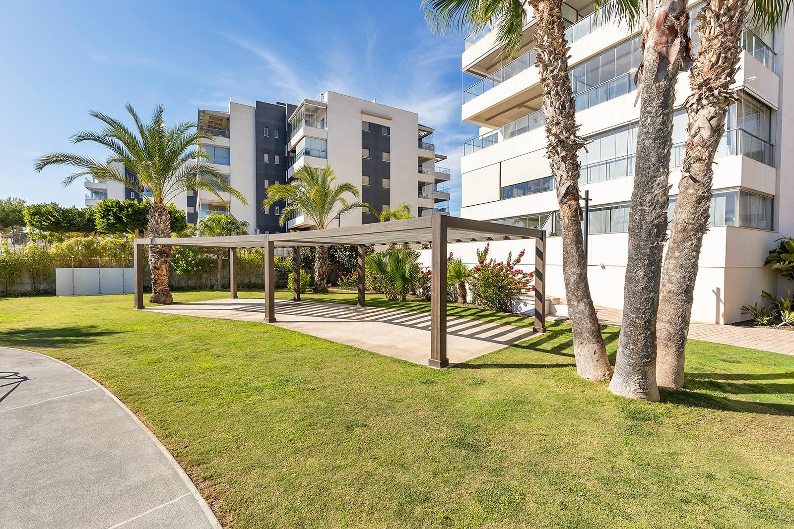 3-20-101 APARTAMENTO EN RESIDENCIAL GREEN HILS DE 2 DORM. 2 BAÑOS. PARKING INCLUIDO. PISCINA. GYM. SUPERFICIE 93 M2.