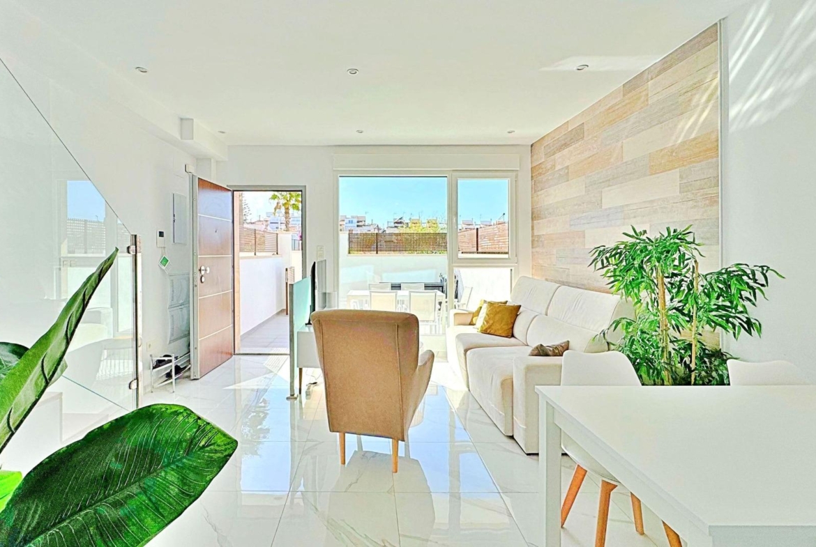 BUNGALOW EN LOS BALCONES CON ENORME SOLARIUM. 3 DORM. 3 BAÑOS. 113 M2 SUPERFICIE. PISCINA COMUNITARIA.