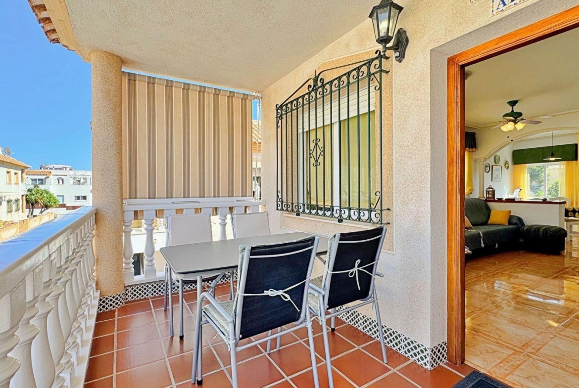 BUNGALOW PLANTA ALTA CON SOLARIUM DE 30 M2 Y A 650 METROS DE PLAYA LA ZENIA. 2 DORM. 1 BAÑO. PISCINA COMUNITARIA.
