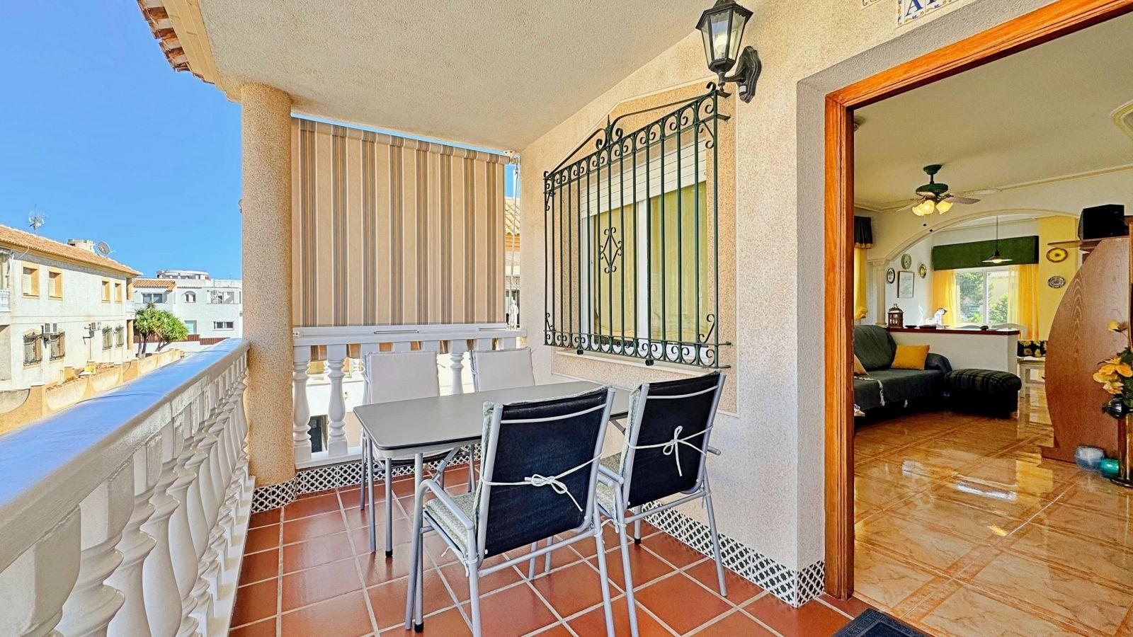 BUNGALOW PLANTA ALTA CON SOLARIUM DE 30 M2 Y A 650 METROS DE PLAYA LA ZENIA. 2 DORM. 1 BAÑO. PISCINA COMUNITARIA.