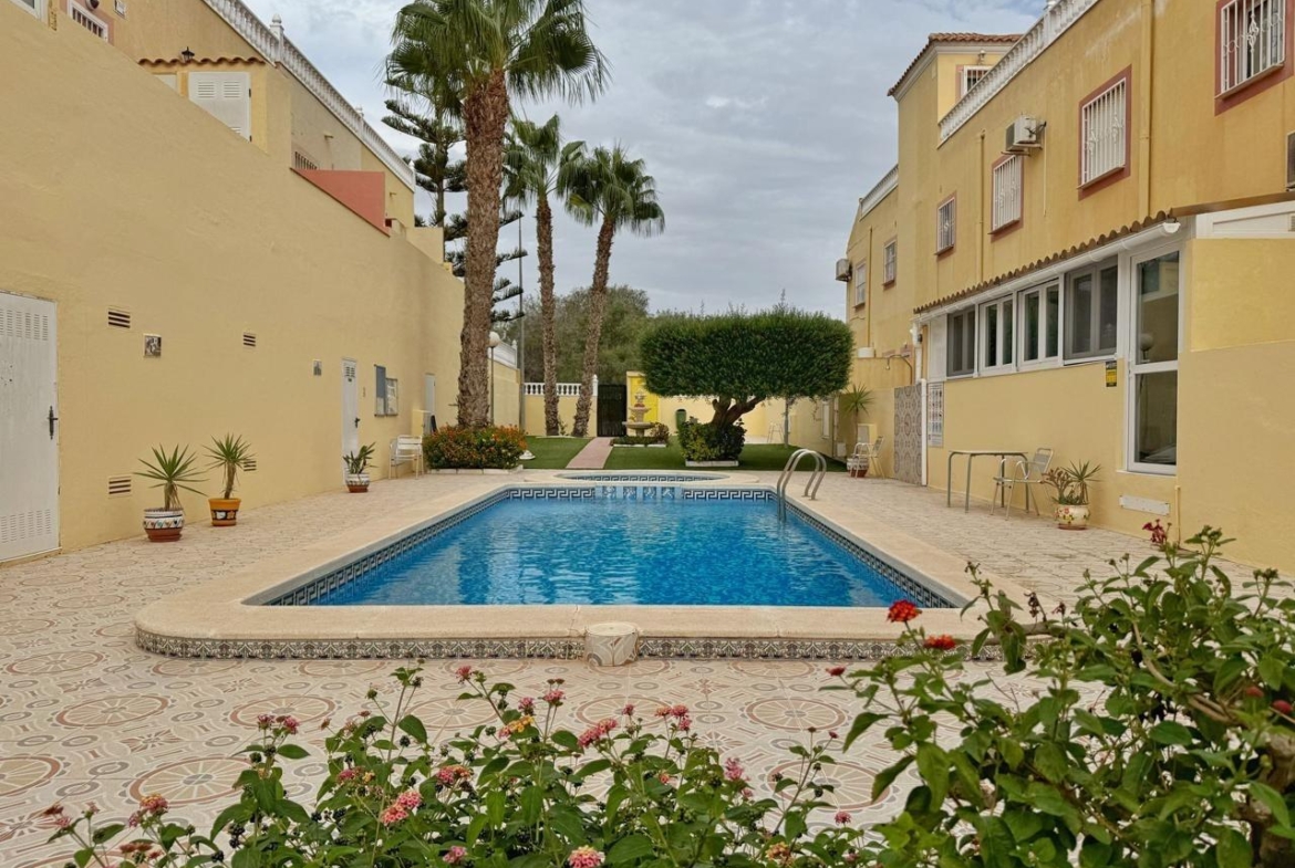 REFORMED GROUND FLOOR BUNGALOW IN ORIHUELA COSTA WITH A PLOT OF 68 M2. 3 BEDROOMS. 1 BATHROOM. COMMUNITY POOL. SURFACE AREA 69 M2.