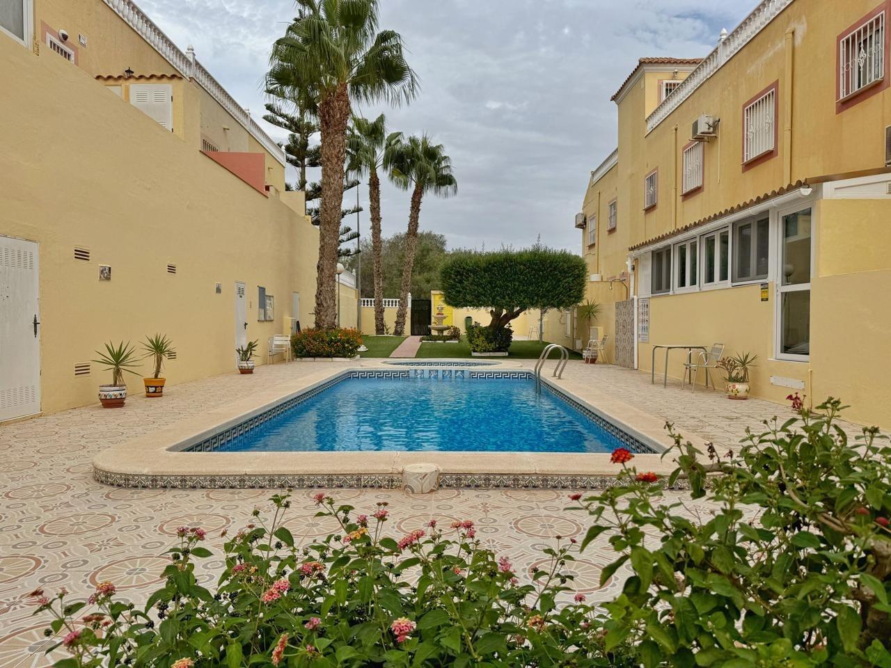 REFORMED GROUND FLOOR BUNGALOW IN ORIHUELA COSTA WITH A PLOT OF 68 M2. 3 BEDROOMS. 1 BATHROOM. COMMUNITY POOL. SURFACE AREA 69 M2.