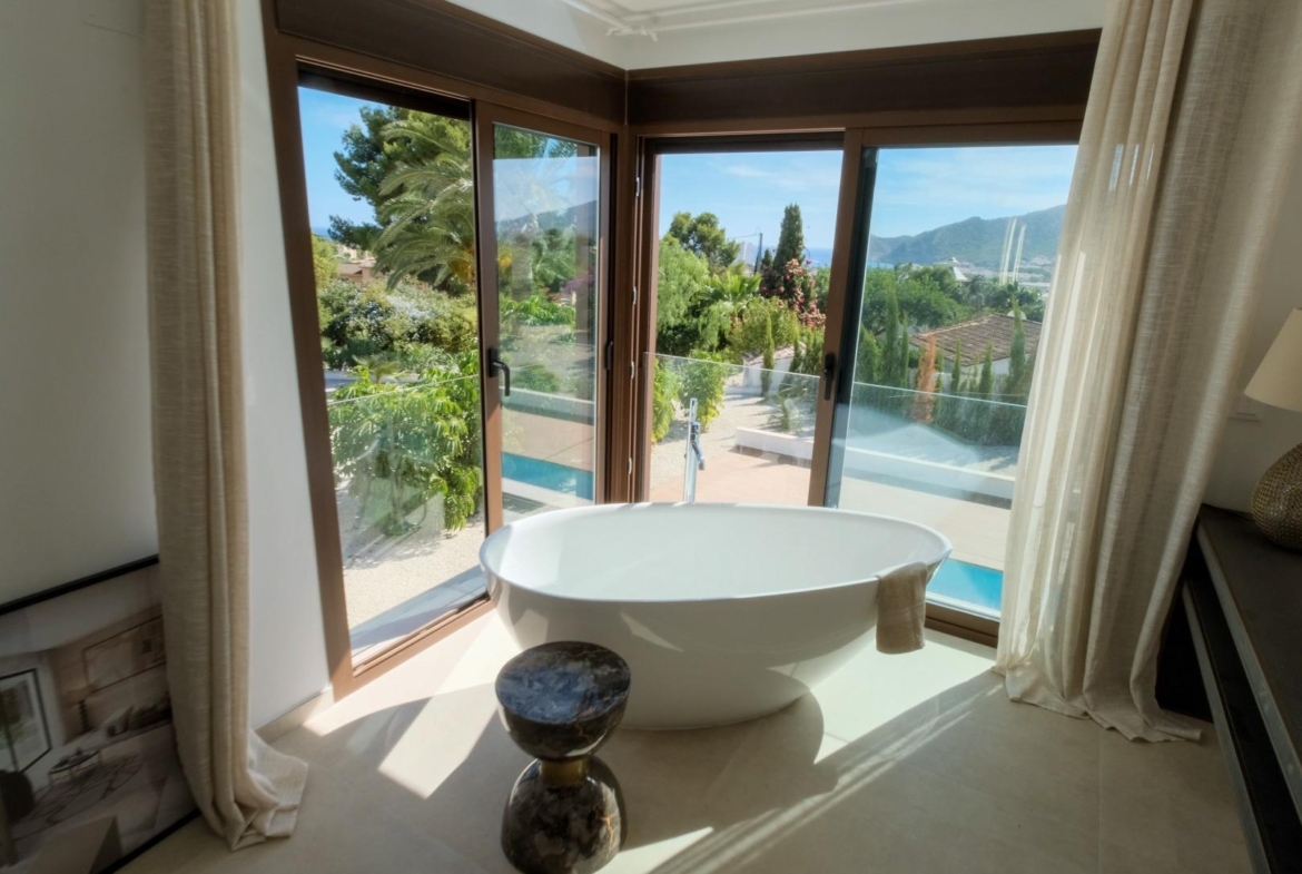 “Stunning Villa with scenic views to the sea and valle  in Altea”