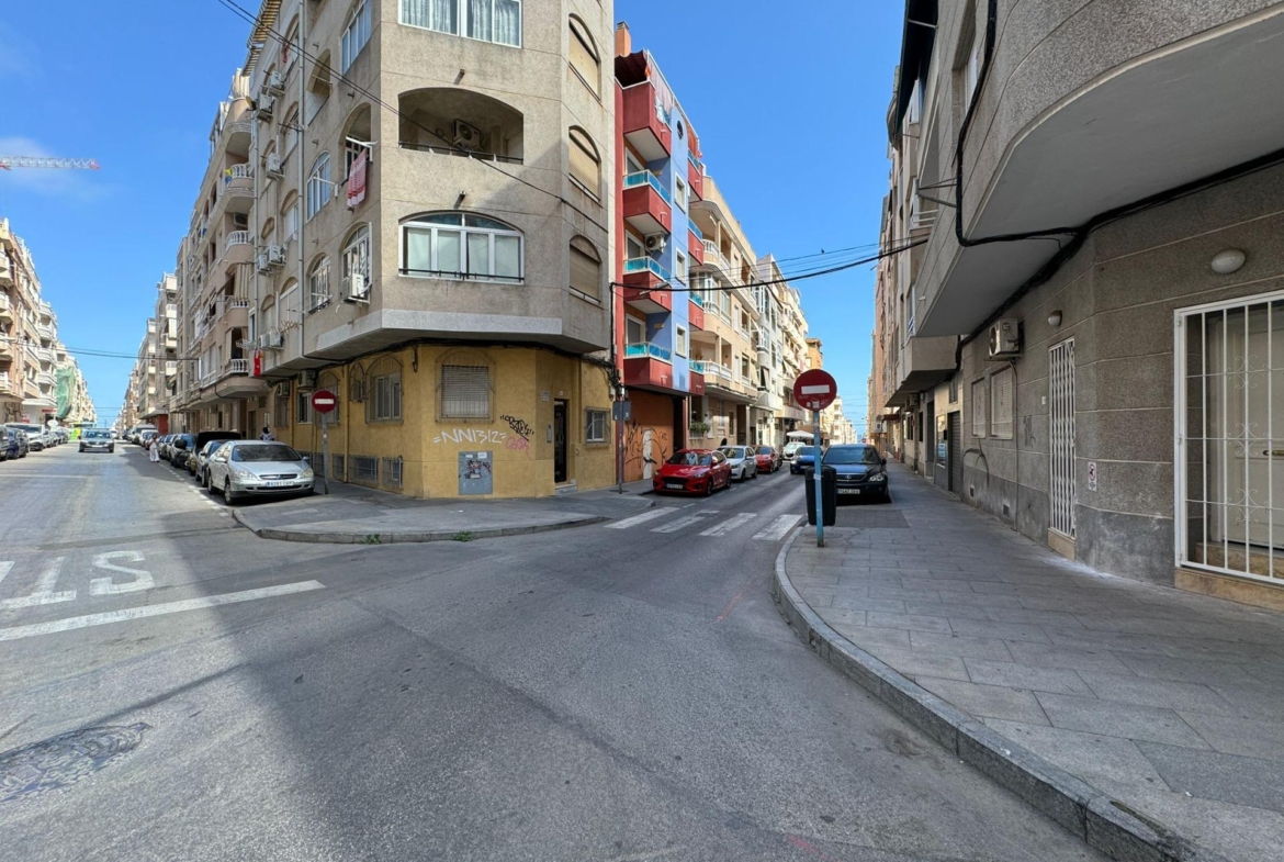 SE VENDE LOCAL COMERCIAL. 120 M2. CON LICENCIA HOSTELERIA. PLAYA A 500 METROS.