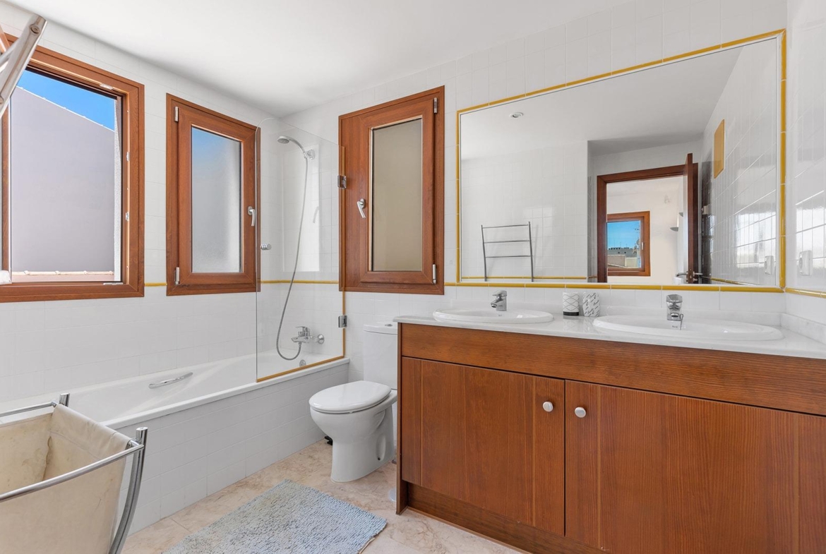 “LA RECOLETA” ATICO CON TRES TERRAZAS. GARAJE+TRASTERO. 2 DORM. 2 BAÑOS. 201 M2. PISCINAS.