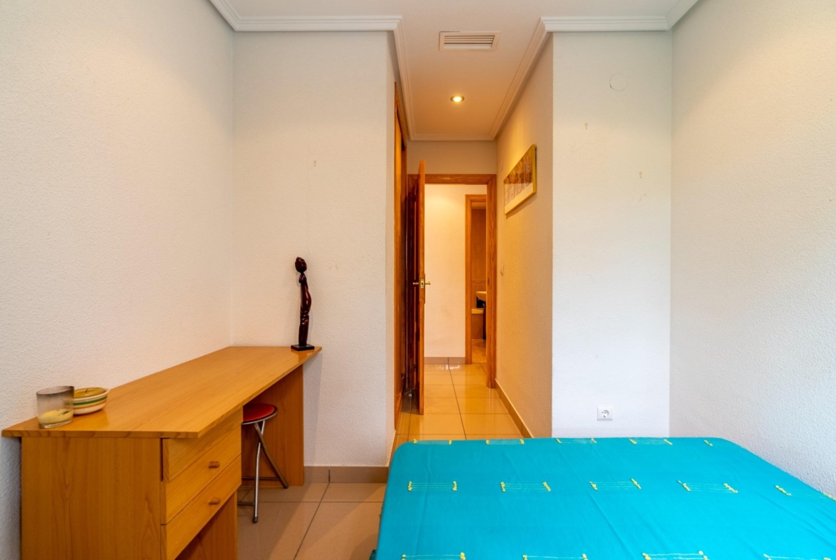 UITSTEKENDE GROND VLOER APPARTEMENT MET EIGEN PERCEEL IN 100 STAPPEN VAN DE ZEE