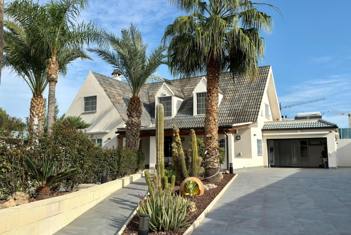Detached villa with private pool and large plot