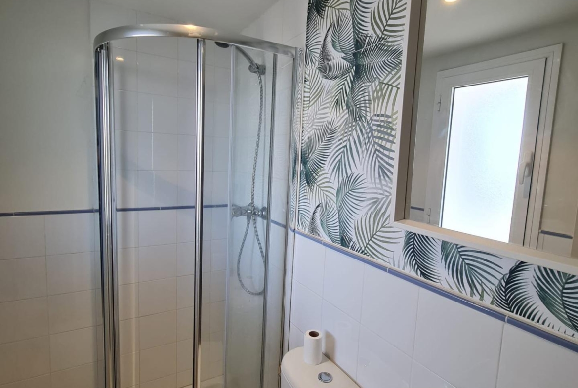 SEMINUEVO APARTAMENTO EN ORIHUELA COSTA DE 2 DORM. 2 BAÑOS. PARKING INCLUIDO. PISCINA COMUNITARIA.