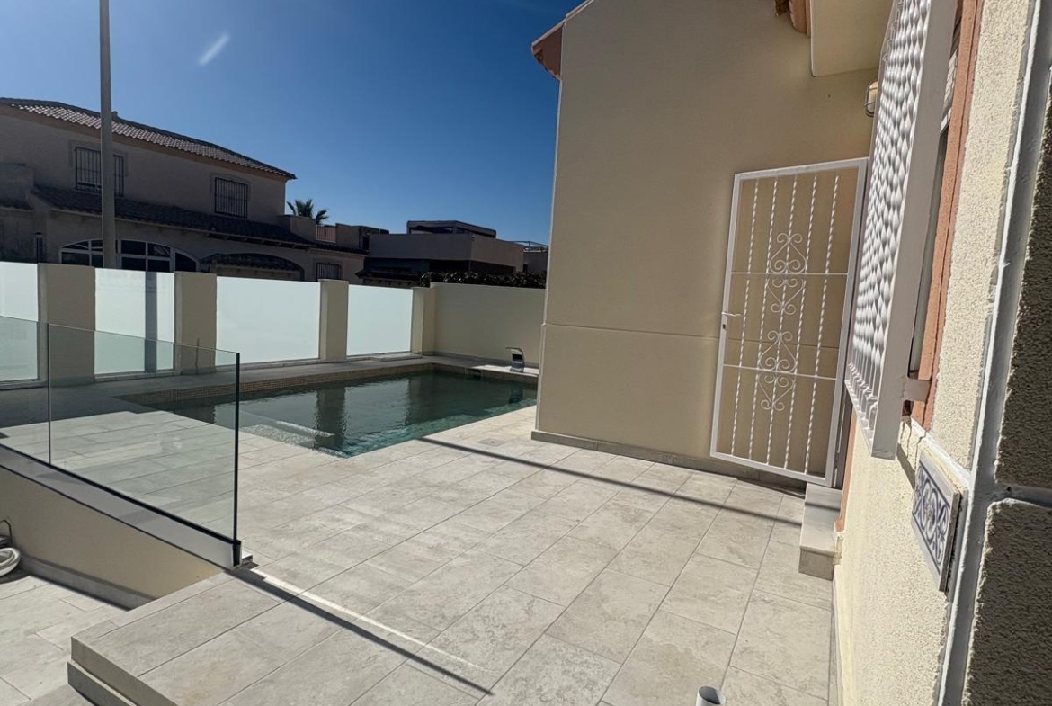 Detached chalet in Torrevieja (Torreblanca), just 300 meters from the sea.