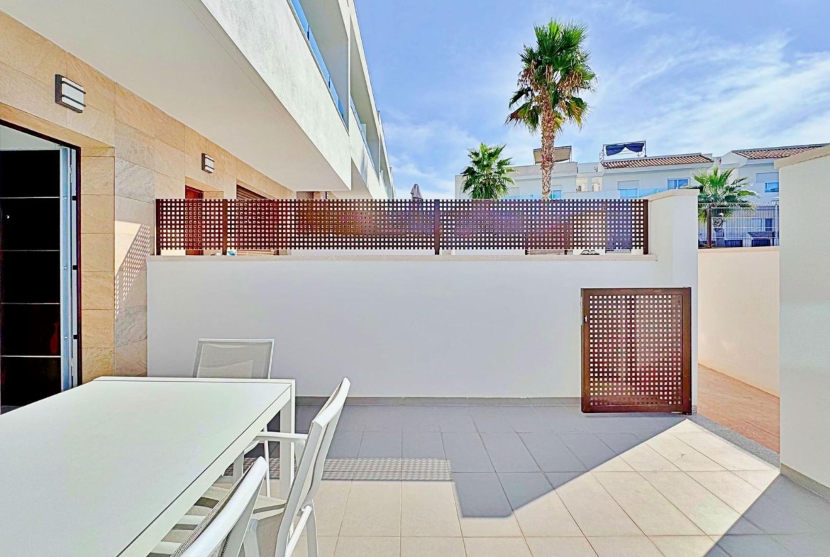 BUNGALOW EN LOS BALCONES CON ENORME SOLARIUM. 3 DORM. 3 BAÑOS. 113 M2 SUPERFICIE. PISCINA COMUNITARIA.