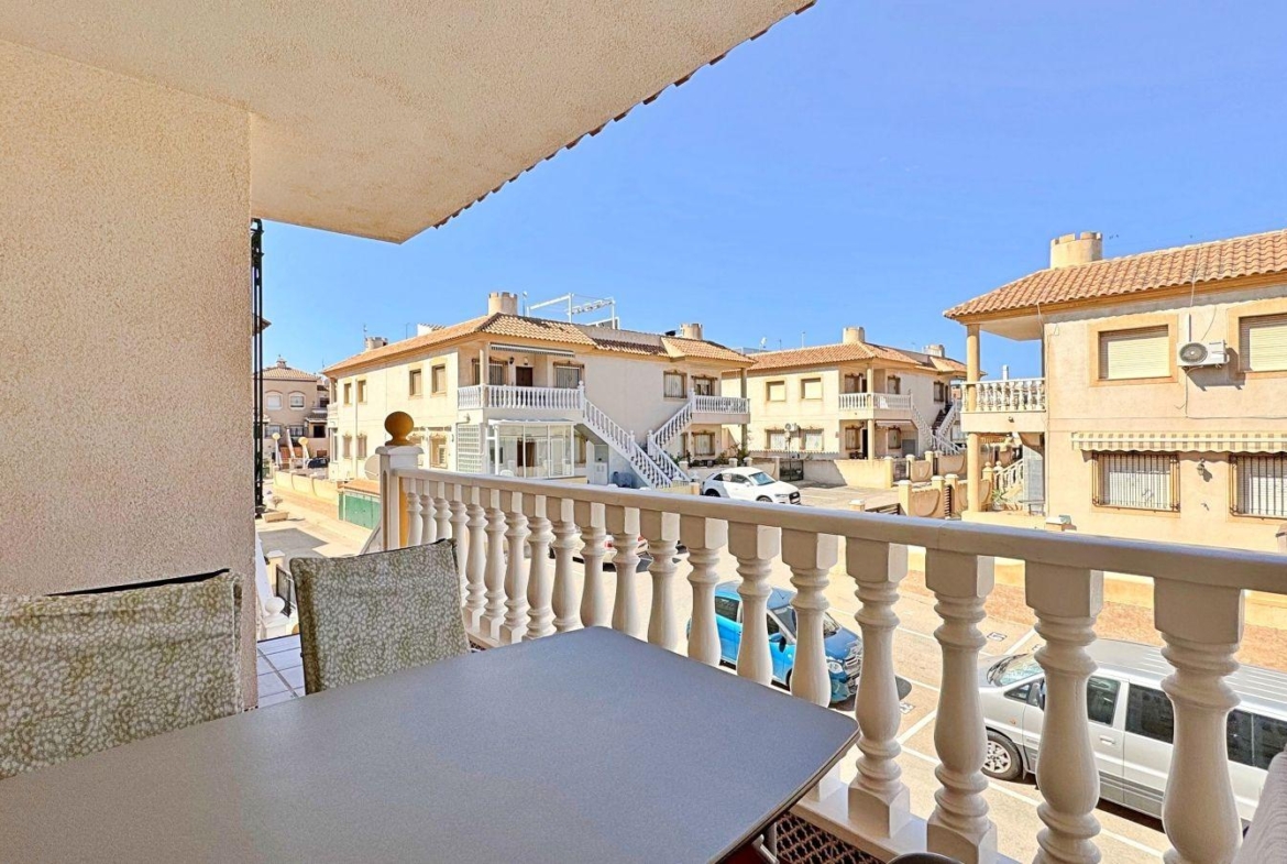 BUNGALOW PLANTA ALTA CON SOLARIUM DE 30 M2 Y A 650 METROS DE PLAYA LA ZENIA. 2 DORM. 1 BAÑO. PISCINA COMUNITARIA.