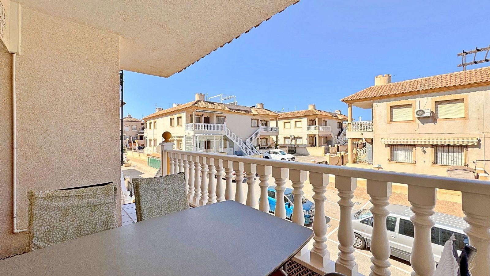 BUNGALOW PLANTA ALTA CON SOLARIUM DE 30 M2 Y A 650 METROS DE PLAYA LA ZENIA. 2 DORM. 1 BAÑO. PISCINA COMUNITARIA.